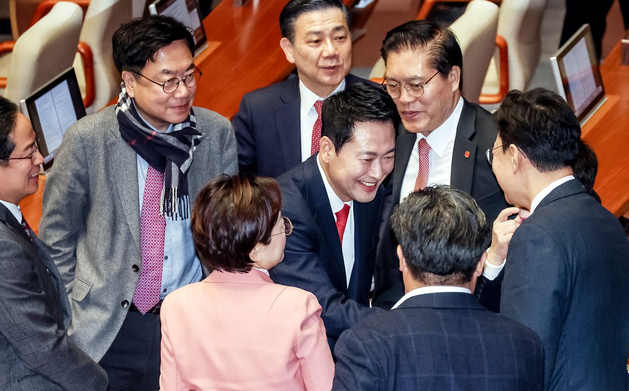 장동혁 국민의힘 대표(가운데)가 4일 오전 열린 국회 본회의에서 교섭단체 대표 연설을 마친 뒤 같은 당 의원들과 인사하고 있다. 김성룡 기자