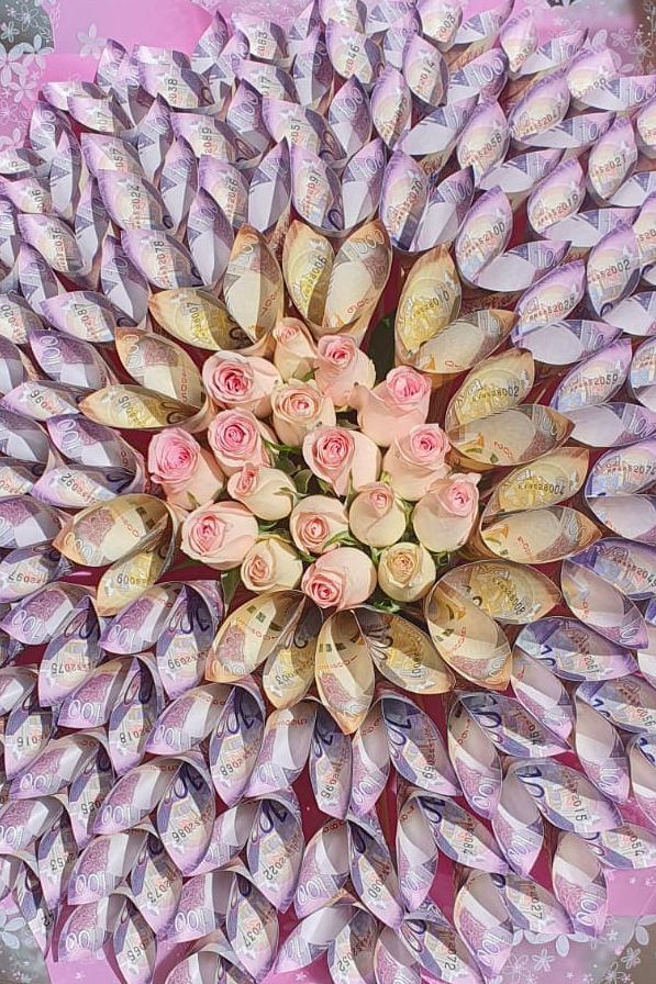 케냐 나이로비에서 지난 3일(현지시간) 한 노점상이 인도변에서 지폐로 만든 꽃다발을 판매하고 있다. AP=연합뉴스