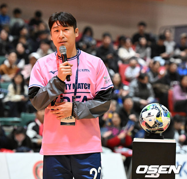 [OSEN=성남, 지형준 기자] 13일 오후 경기도 성남시 동서울대학교 체육관에서 제 4회 한국프로축구선수협회 자선경기가 열렸다.올해로 4회째를 맞이한 선수협 자선경기는 K리그와 WK리그 현역 선수들과 은퇴 레전드 선수들까지 남녀가 함께 모이는 한국 유일의 축구 축제이다.선수협 이근호 회장이 개회사를 하고 있다. 2025.12.13 /jpnews@osen.co.kr