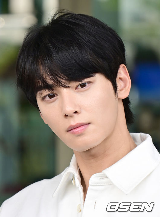 [OSEN=인천공항, 김성락 기자] 10일 오전 배우 차은우가 패션 행사 참석 차 인천국제공항을 통해 이탈리아 베니스로 출국했다. 배우 차은우가 취재진을 향해 포즈를 취하고 있다. 2024.06.10. / ksl0919@osen.co.kr