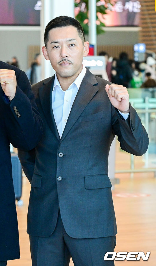 [OSEN=인천공항, 최규한 기자] 프로야구 키움 히어로즈가 2026 시즌을 준비하기 위해 22일 오전 대만 가오슝으로 출국했다.키움은 22일부터 3월 7일까지 총 45일간 대만 가오슝에서 2026시즌을 위한 스프링캠프에 돌입한다. 이번 캠프에는 설종진 감독을 포함한 코칭스태프 12명과 선수 48명 등 총 60명이 참가한다.키움 이용규 플레잉코치가 출국을 앞두고 포즈를 취하고 있다. 2026.01.22 / dreamer@osen.co.kr