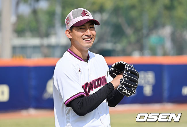 [OSEN=가오슝(대만) , 이석우 기자] 프로야구 키움 히어로즈가 3일(한국시간) 대만 가오슝 국경칭푸야구장에 스프링캠프를 차리고 구슬땀을 흘렸다.키움 히어로즈는 설종진 감독 등 코치진 12명과 선수 48명을 합쳐 총 60명이 참가해 지난달 22일부터 3월 7일까지 45일간 대만 가오슝 국경칭푸야구장에서 전지 훈련을 치르고 있다. 키움 유토가 훈련을 하고 있다. / foto0307@osen.co.kr