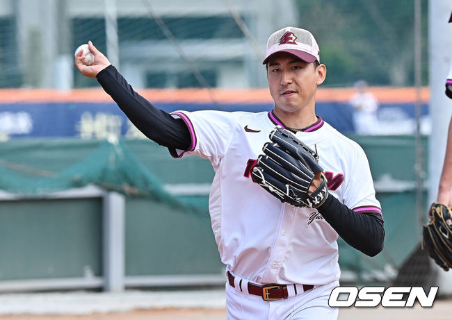 [OSEN=가오슝(대만) , 이석우 기자] 프로야구 키움 히어로즈가 3일(한국시간) 대만 가오슝 국경칭푸야구장에 스프링캠프를 차리고 구슬땀을 흘렸다.키움 히어로즈는 설종진 감독 등 코치진 12명과 선수 48명을 합쳐 총 60명이 참가해 지난달 22일부터 3월 7일까지 45일간 대만 가오슝 국경칭푸야구장에서 전지 훈련을 치르고 있다. 키움 유토가 훈련을 하고 있다. / foto0307@osen.co.kr