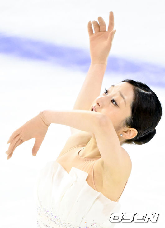 [OSEN=조은정 기자] 4일 서울 양천구 목동아이스링크장에서 ‘제80회 전국남녀 피겨스케이팅 종합선수권대회’가 열렸다.지난해 11월 국가대표 1차 선발전을 치른 피겨스케이팅은 피겨스케이팅 국가대표 최종 선발전을 겸한 이번 대회 성적까지 합산해 남녀 싱글 부문 각각 상위 2명, 아이스댄스 1개 팀에 다음달 열리는 2026 밀라노·코르티나담페초 동계올림픽 출전 티켓을 부여한다.신지아가 여자 시니어 싱글 프리 프로그램 연기를 펼치고 있다. 2026.01.04 /cej@osen.co.kr