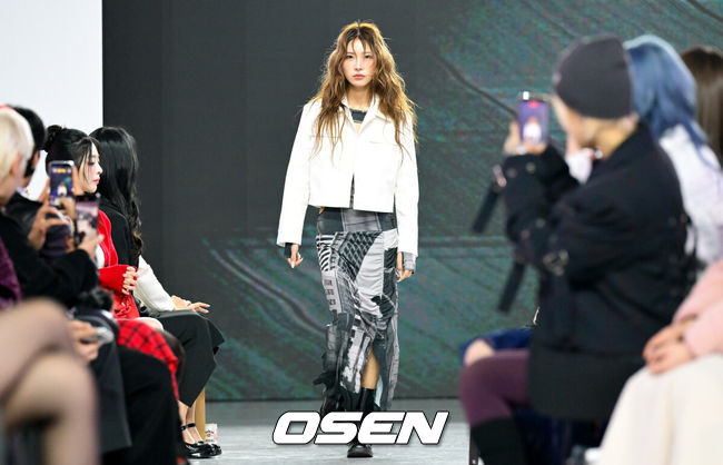 [OSEN=조은정 기자]4일 서울 동대문디자인플라자(DDP)에서 '2026F/W서울패션위크' 페노메논시퍼 패션쇼가 진행됐다.2026F/W서울패션위크는 오는 8일까지DDP를 중심으로 패션쇼(15개 브랜드), 트레이드쇼(92개 브랜드), 서울패션포럼, 시민참여 프로그램 등으로 꾸며진다.故 최진실의 딸 인플루언서 최준희가 런웨이를 걷고 있다. 2026.02.04 /cej@osen.co.kr