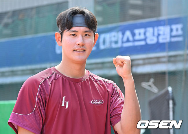[OSEN=가오슝(대만) , 이석우 기자] 프로야구 키움 히어로즈가 3일(한국시간) 대만 가오슝 국경칭푸야구장에 스프링캠프를 차리고 구슬땀을 흘렸다.키움 히어로즈는 설종진 감독 등 코치진 12명과 선수 48명을 합쳐 총 60명이 참가해 지난달 22일부터 3월 7일까지 45일간 대만 가오슝 국경칭푸야구장에서 전지 훈련을 치르고 있다. 키움 조영건이 인터뷰에서 포즈를 취하고 있다. / foto0307@osen.co.kr