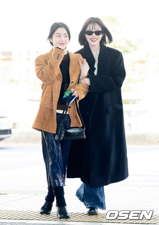 왕자님 처럼 등장해 기둥 뒤 아이린과 함께 횡단보도 향한 조이