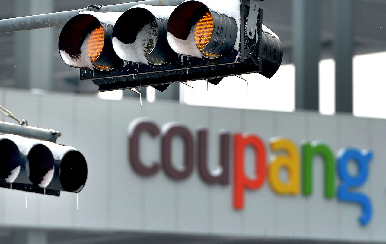 지난 2일 대전의 한 쿠팡 물류센터 앞 신호등에 눈과 고드름이 맺혀있다. 김성태 객원기자