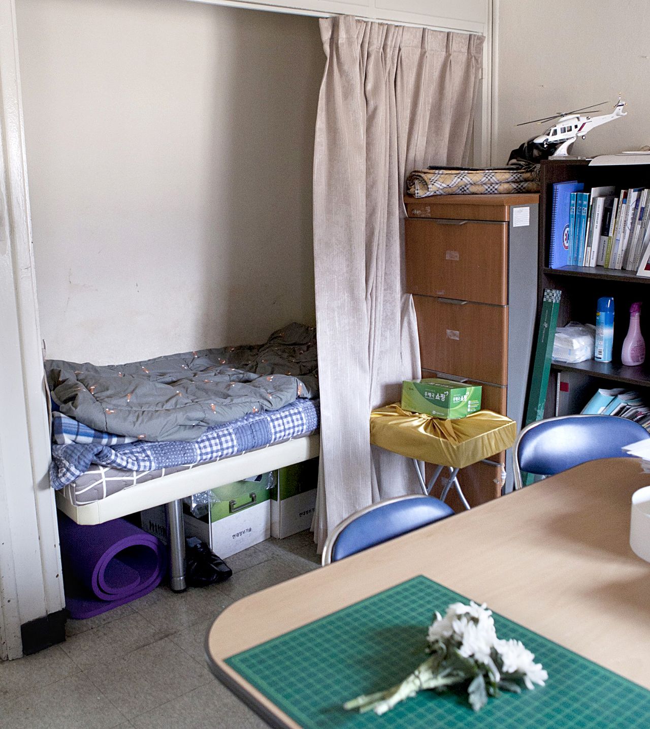 윤한덕 센터장의 집무실 내부 모습. 쪽잠을 자기 위한 간이침대가 놓여있다. 사진 국립중앙의료원