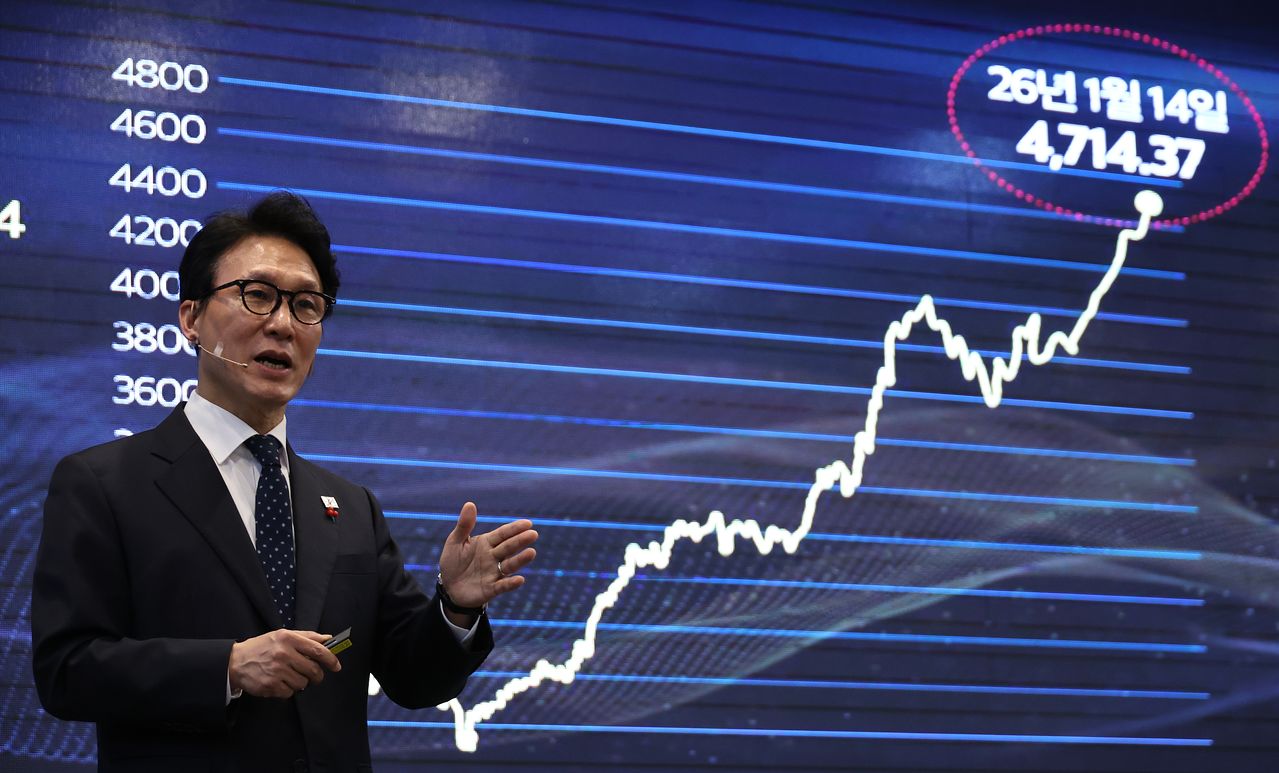 김민석 국무총리가 지난달 15일 강원도 춘천시 스카이컨벤션웨딩에서 열린 더불어민주당 강원도당 초청 'K-국정설명회'에 참석, 특별강연을 하고 있다. 연합뉴스