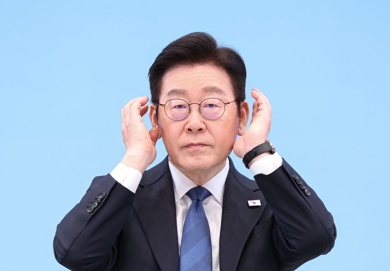 이재명 대통령이 5일 청와대에서 열린 미래 과학자와의 대화 '도전하는 과학자, 도약하는 대한민국'에서 안경을 고쳐 쓰고 있다. 연합뉴스