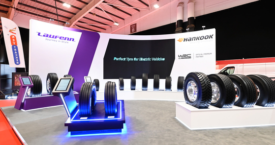 한국타이어앤테크놀로지가 지난해 11월 영국 스코틀랜드 글래스고에서 열린 상용차 박람회에서 타이어 라인업을 선보였다. 연합뉴스
