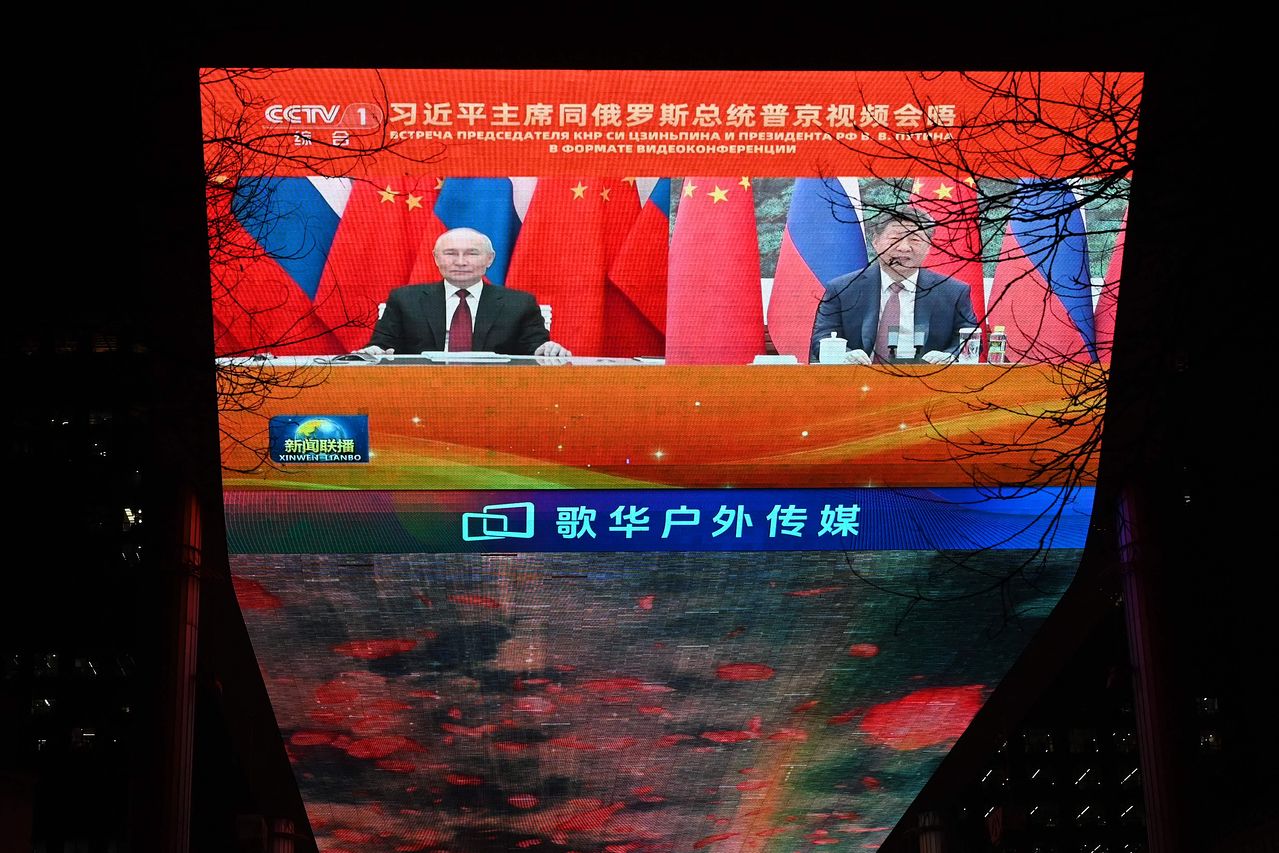 4일(현지시간) 중국 베이징 대형 스크린에서 이날 진행된 시진핑 중국 국가주석과 블라디미르 푸틴 러시아 대통령의 화상회담 장면이 송출되고 있다. 두 정상은 공동 관심사인 국제 및 지역 현안을 논의하며 상호 협력 의지를 다졌다. 베이징 외교관계자는 장유샤 부주석 낙마 사태 및 이란 등 중동 정세도 논의됐을 것으로 분석했다. AFP=연합뉴스