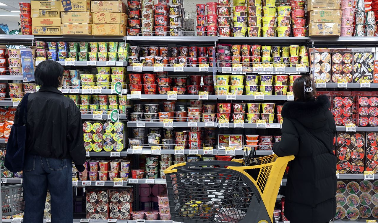 서울 한 대형마트에서 소비자들이 물건을 고르고 있는 모습. 당정은 13년 만에 대형마트의 '새벽배송 금지' 규제를 없애는 내용의 입법을 추진힌다. 뉴스1