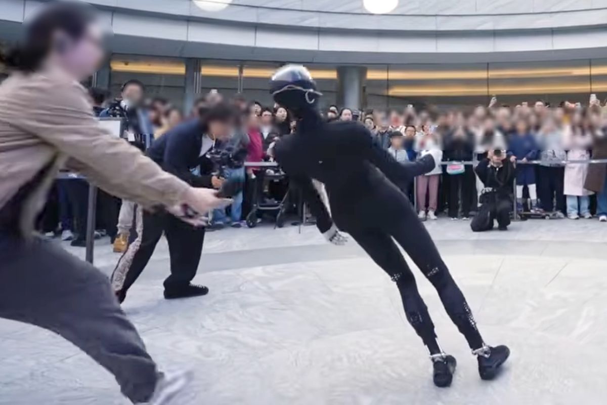 지난달 31일(현지시간) 첫 공개 시연 도중 넘어진 샤오펑의 휴머노이드 로봇 ‘아이언(Iron)’을 관계자가 붙잡으려 하고 있다. 사진 웨이보 캡처