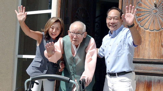 이하전 독립지사가 2024년 8월 9일(현지시간) 미국 캘리포니아주 새크라멘토 자택에서 중앙일보와 인터뷰를 마친 뒤 손을 흔들어 배웅하고 있다. 1921년 11월생인 이 지사는 4일 별세했다. 이 지사의 별세로 생존한 독립지사는 4명으로 줄었다. 새크라멘토=문진욱 기자