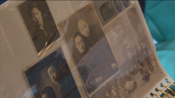 이하전 독립지사가 2024년 8월 9일(현지시간) 미국 캘리포니아주 새크라멘토 자택에서 중앙일보와 인터뷰 하던 중 독립운동에 투신했던 학창 시절 사진을 보여주고 있다. 1921년 11월생인 이 지사는 4일 별세했다. 이 지사의 별세로 생존한 독립지사는 4명으로 줄었다. 새크라멘토=문진욱 기자