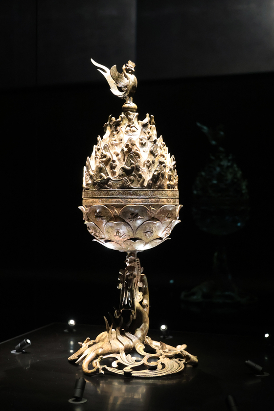 부여 능산리에서 출토된 백제금동대향로(국보). 다섯 악기를 연주하는 오악사가 묘사돼 있다. 사진 국가유산청