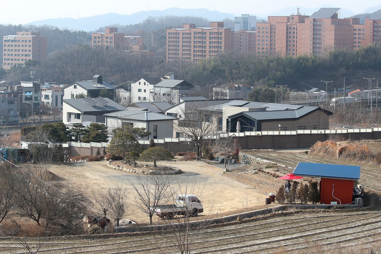5일 오후 대구 달성군 유가읍 박근혜 전 대통령 사저 주변이 평소와 다름없이 조용한 모습이다. 전날 박 전 대통령의 대구 사저가 유튜브 채널 '가로세로연구소(가세연)' 운영자 김세의 씨에 의해 가압류된 사실이 알려져 세간에 관심을 끌고 있다. 뉴스1 