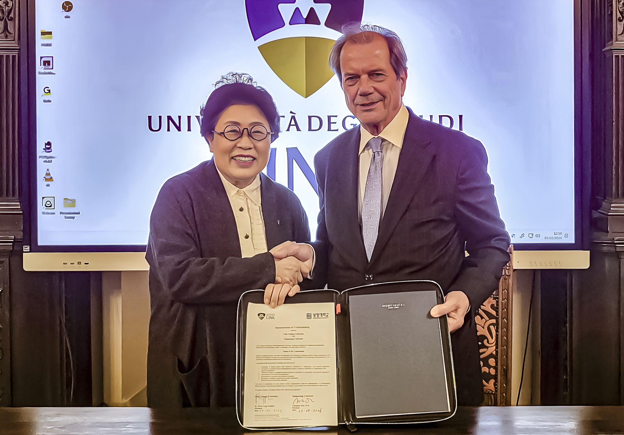 상명대와 이탈리아 링크캠퍼스 대학 간의 논의 후 기념촬영[왼쪽 상명대 김종희 총장, 오른쪽 링크캠퍼스 대학 아킬레 파트리치(Achille Patrizi) 총장].