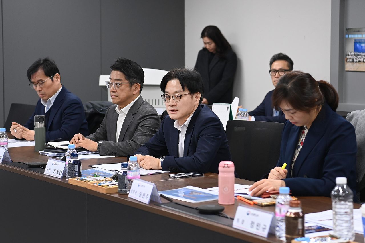 김정관 산업통상부 장관이 5일 대구 달성군 성림첨단산업 현풍공장에서 열린 '희토류 관련 기업 간담회'를 주재하고 있다. 김 장관은 