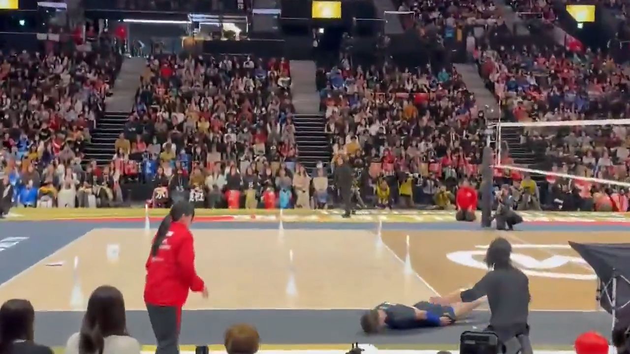 일본 배구 선수 니시다 유지가 1일 심판에게 공을 맞힌 데 대해 사과하는 장면. 사진 엑스 캡처