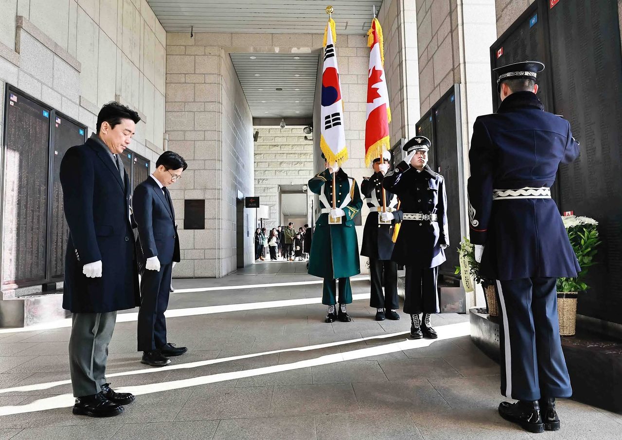 지난달 25일 강훈식 대통령 비서실장이 김정관 산업통상자원부 장관과 함께 용산 전쟁기념관을 찾아 6·25 전쟁 캐나다군 전사자 명비 앞에서 묵념하고 있다. 강훈식 비서실장 페이스북