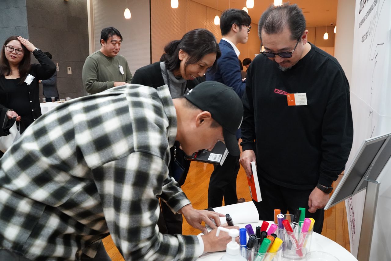 웹툰 '송곳'과 '지옥'으로 유명한 최규석 작가가 지난달 30일 문화체육관광부와 한국콘텐츠진흥원 주최로 일본 신주쿠 주일 한국문화원에서 열린 '2026 K웹툰 전시'에서 일본 팬들에게 사인을 해주고 있다. 사진 한국콘텐츠진흥원 