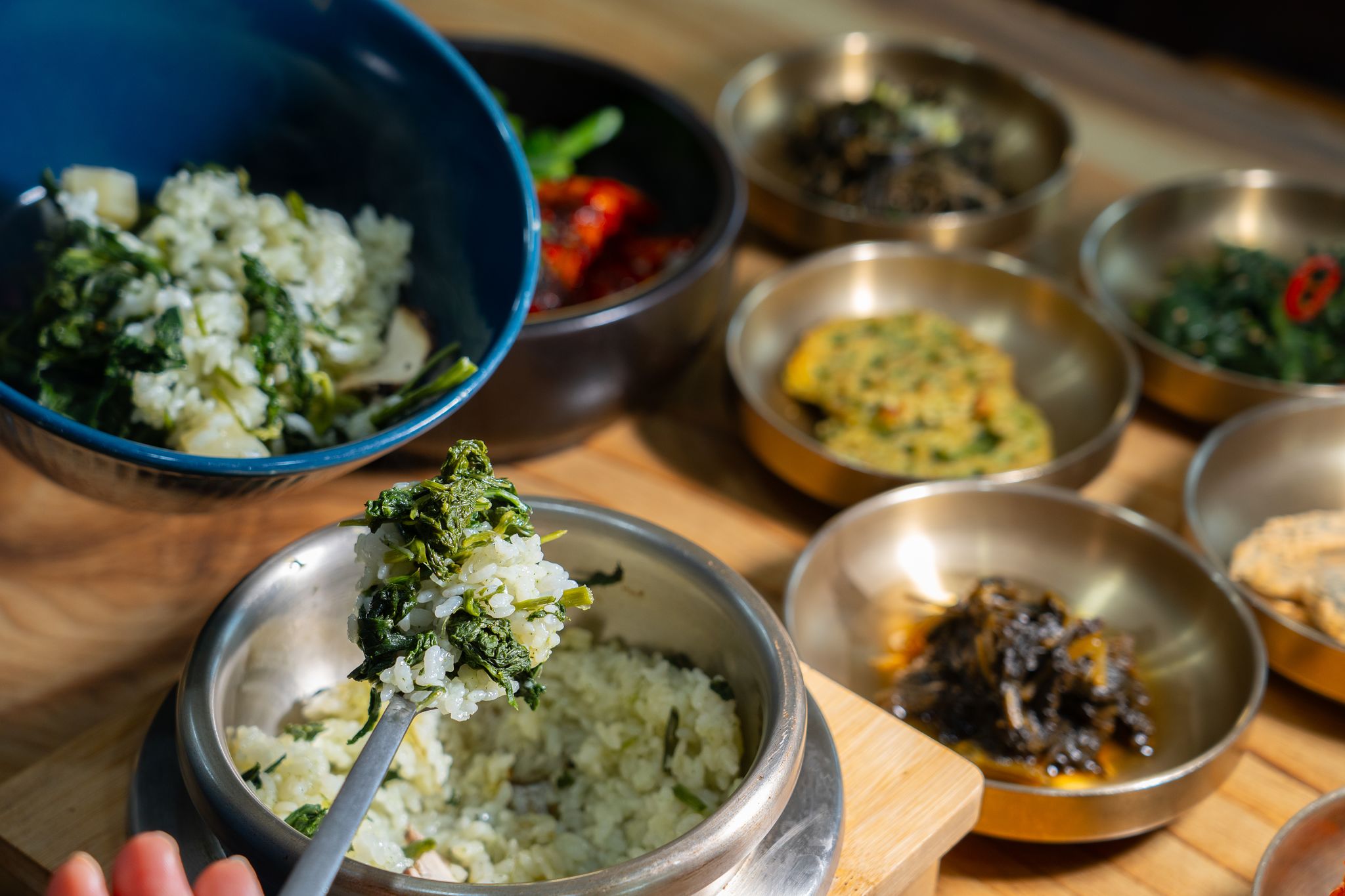 어수리 더덕 정식. 어수리를 넣은 나물 밥을 비롯해 어수리를 활용한 인절미·전·장아찌 등 12가지 찬이 올라온다. 백종현 기자