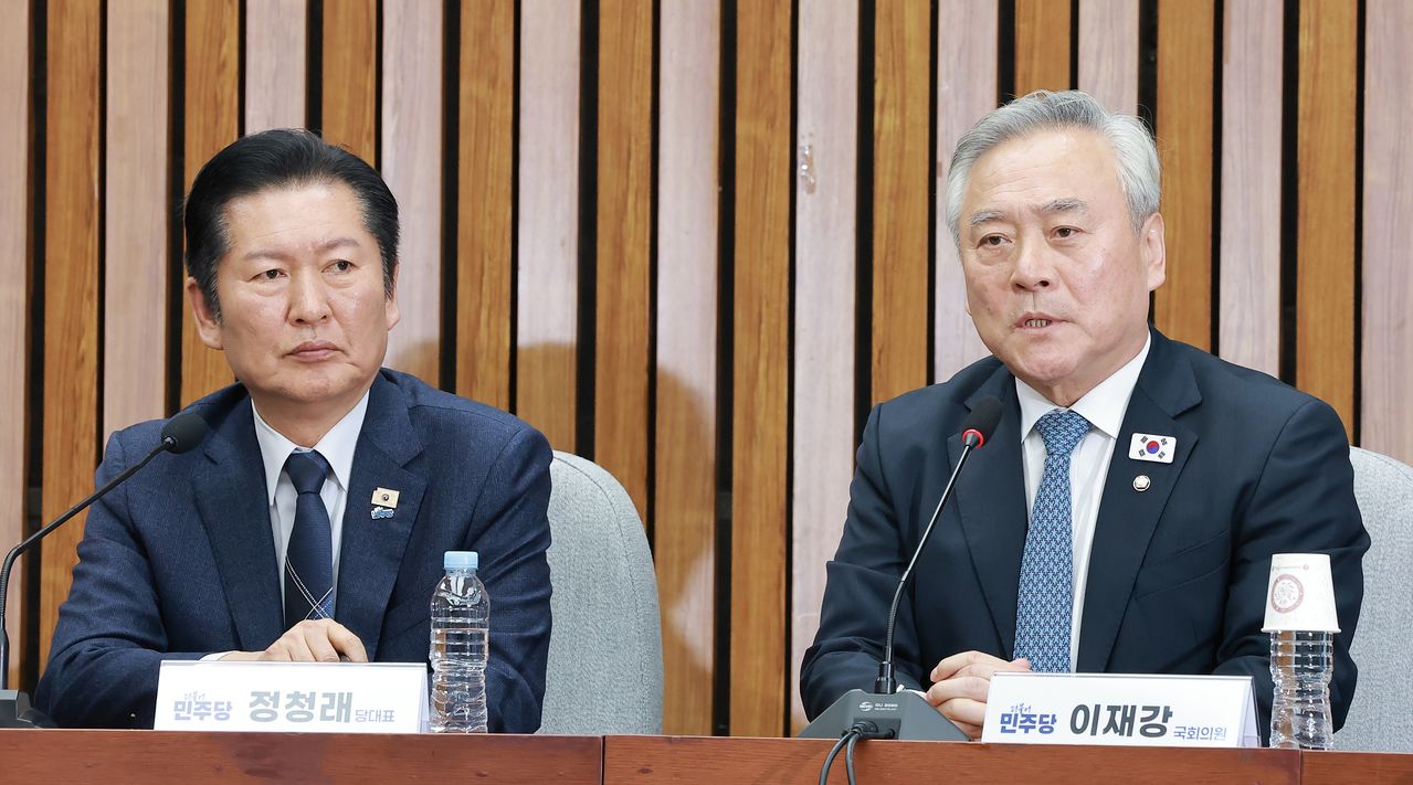 더불어민주당 초선 의원 모임인 더민초 대표 이재강 의원이 5일 국회에서 열린 당 대표-초선 의원 간담회에서 발언하고 있다. 왼쪽은 정청래 대표. 연합뉴스 