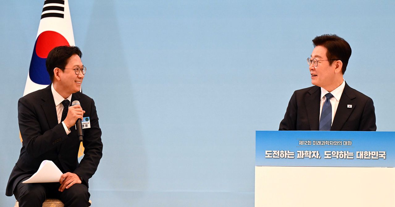 이재명 대통령이 5일 청와대에서 열린 대통령과학장학생·올림피아드 대표단 친수 및 간담회(미래 과학자와의 대화)에서 배경훈 부총리 겸 과학기술정보통신부 장관과 대화하고 있다.[청와대사진기자단]