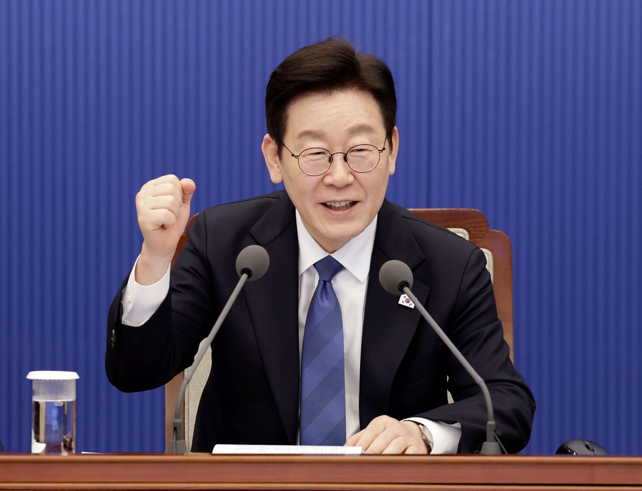 이재명 대통령이 5일 청와대에서 열린 수석보좌관회의에서 밀라노 코르티나 동계올림픽에 출전하는 대한민국 선수단을 응원하는 포즈를 취하고 있다. 청와대통신사진기자단