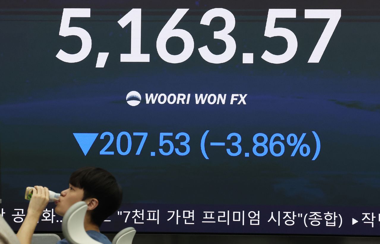 5일 서울 중구 우리은행 딜링룸에서 딜러들이 업무를 보고 있다. 이날 코스피 지수는 전장보다 207.53포인트(3.86%) 내린 5,163.57로 장을 마감했다. 연합뉴스