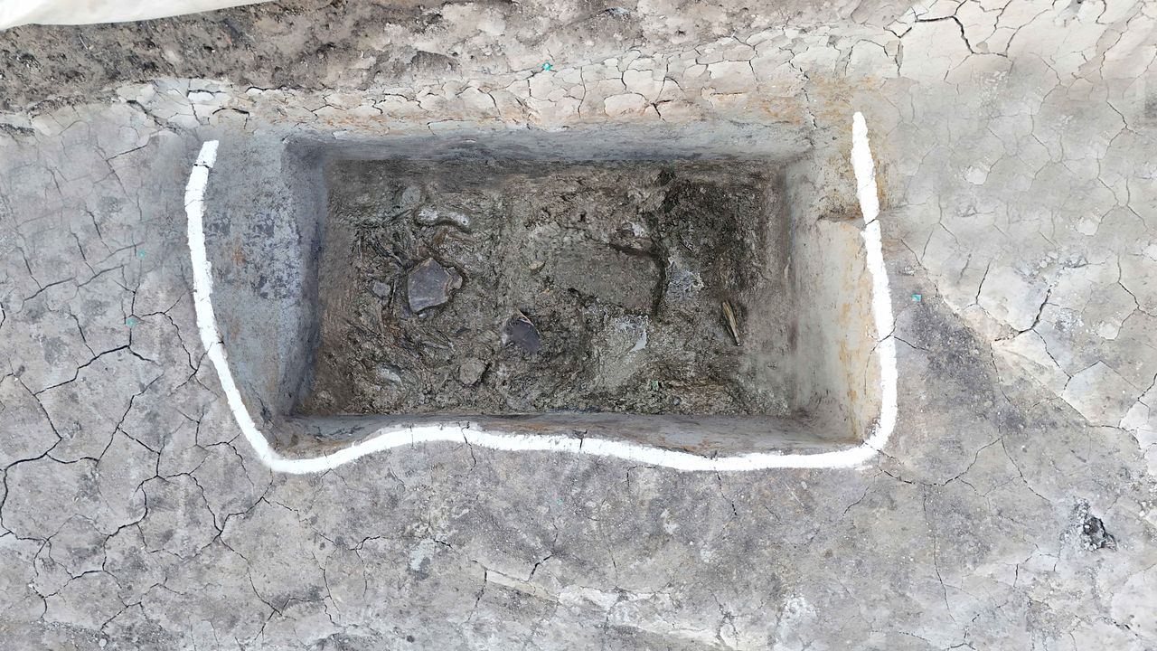 국립부여문화유산연구소는 2024년부터 2025년까지 부여 관북리 유적을 조사한 결과 가로로 불어 연주하는 관악기인 횡적(가로 피리) 1점을 확인했다고 5일 밝혔다. 사진은 악기 유물이 출토된 구덩이. 사진 국립부여문화유산연구소