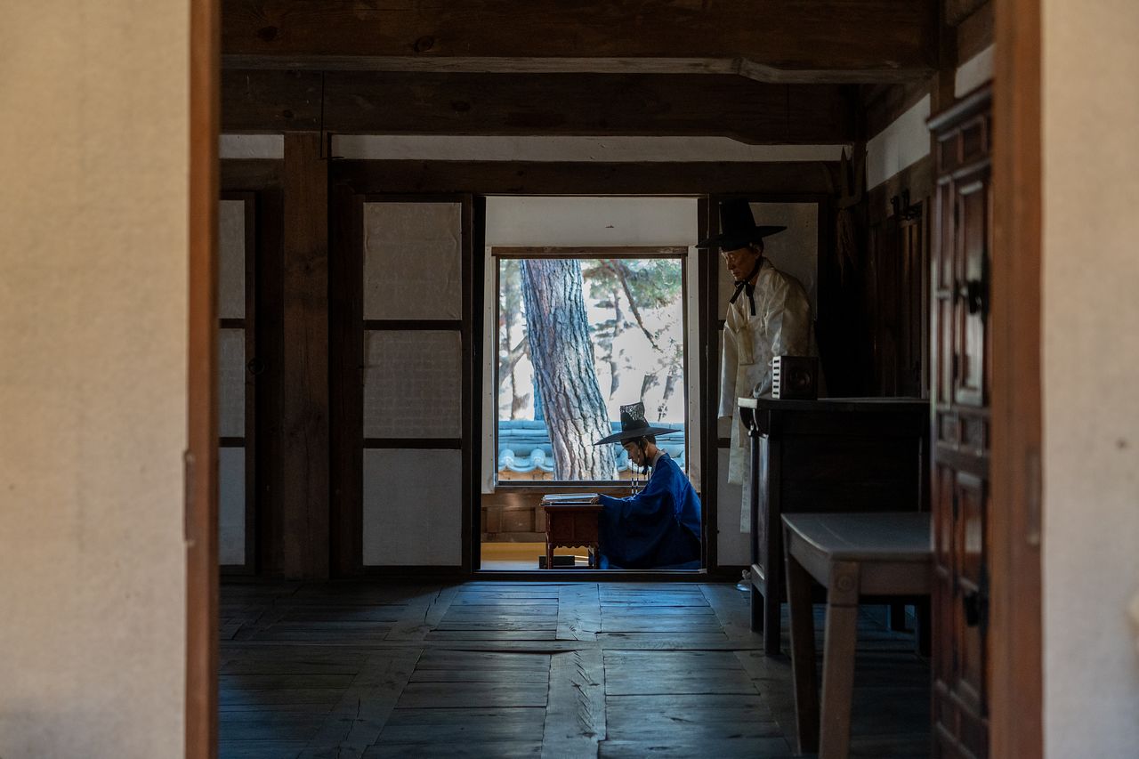 영월 청령포 안쪽에 있는 단종어소. 내부에 조선 단종의 유배 생활 당시 모습을 재현한 밀랍인형이 전시돼 있다. 백종현 기자