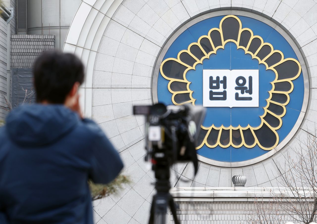 내란·외환 전담재판부 구성을 논의하기 위한 서울고등법원의 3차 전체 판사회의가 열린 5일 오후 서울 서초구 서울고법 청사 앞에 취재진들이 오가고 있다. 뉴스1