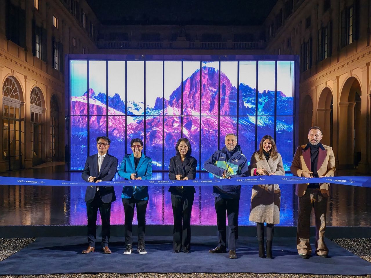 '삼성 하우스' 개관식에서 기념촬영하는 성일경 삼성전자 유럽총괄(왼쪽부터), 앤 소피 부마드 IOC TV 및 마케팅 서비스 부문 총괄, 최승은 삼성전자 모바일 마케팅 센터장, 안드레아 바르니에 2026 밀라노 코르티나 동계올림픽 조직위원회 최고경영자(CEO), 페데리카 피키 롬바르디아주 청소년·스포츠 담당 차관, 마우로 포르치니 삼성전자 DX부문 CDO의 모습. 사진 삼성전자