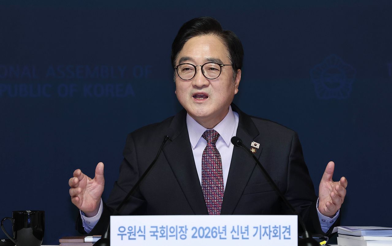 우원식 국회의장이 5일 오전 서울 여의도 국회 사랑재에서 열린 2026년 신년 기자회견에서 기자들 질문에 답하고 있다. 임현동 기자