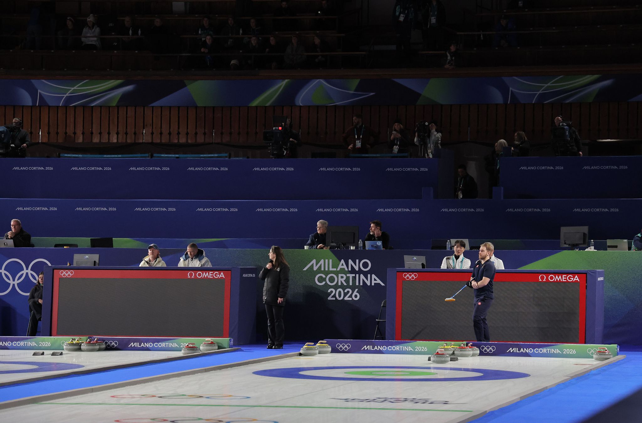 4일(현지시간) 밀라노·코르티나 동계올림픽 컬링 믹스더블 라운드로빈 경기가 열린 이탈리아 코르티나담페초 컬링 올림픽 스타디움에서 일부 조명과 스코어보드, 전광판이 정전돼 경기가 중단되고 있다. 연합뉴스