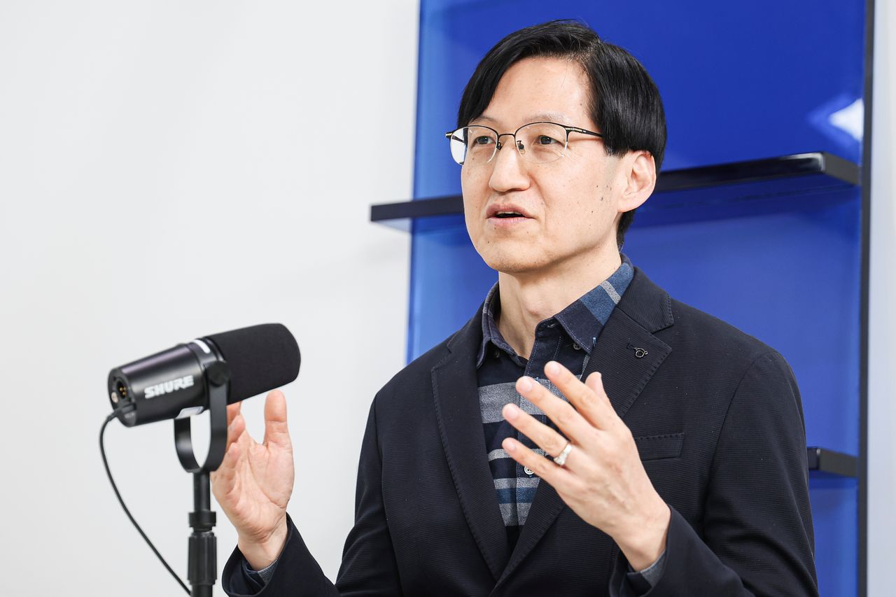 전중환 경희대 후마니타스 칼리지 교수는 서울대 생물학과를 졸업하고, 동대학원에서 행동생태학을 전공했다. 미국 텍사스대 오스틴에서 진화심리학 박사 학위를 취득한 전 교수는 『본성이 답이다』『오래된 연장통』등의 저서를 썼다. 현재는 인간의 혐오와 가족 간의 갈등, 협동을 연구하고 있다. 김경록 기자