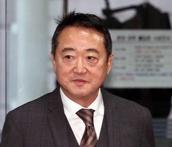 인보사케이주(인보사) 성분 조작 의혹에 관여한 혐의 등으로 재판에 넘겨진 이웅열 코오롱 명예회장이 2024년 11월 29일 서울 서초구 서울중앙지방법원에서 열린 1심 선고에 출석하고 있다. 뉴시스