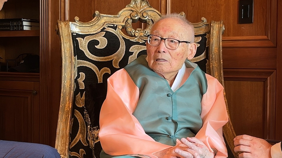 이하전 독립지사가 2024년 8월 9일(현지시간) 미국 캘리포니아주 새크라멘토 자택에서 중앙일보와 인터뷰하고 있다. 1921년 11월생인 이 지사는 4일 별세했다. 이 지사의 별세로 생존한 독립지사는 4명으로 줄었다. 새크라멘토=문진욱 기자