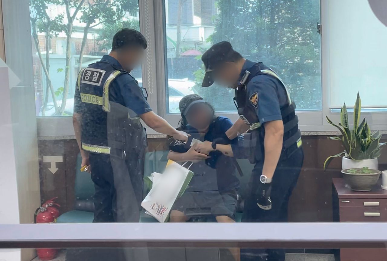 반복되는 행패에 민원인과 경찰관들이 실랑이를 벌이는 모습. 독자 제공