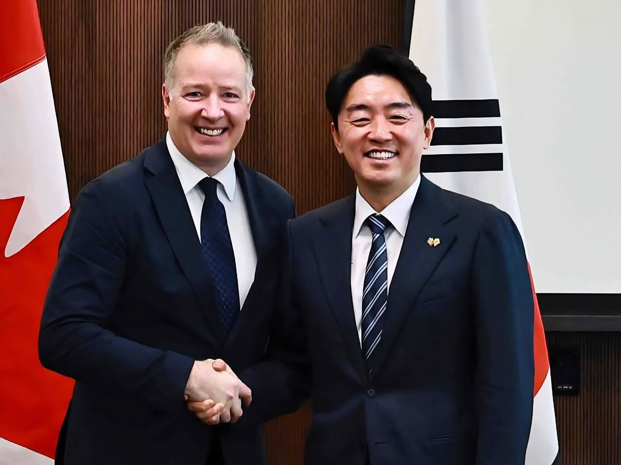 지난달 28일 강훈식 대통령 비서실장이 캐나다 현지에서 스티븐 퓨어 국방조달특임장관과 면담했다. 강훈식 비서실장 페이스북
