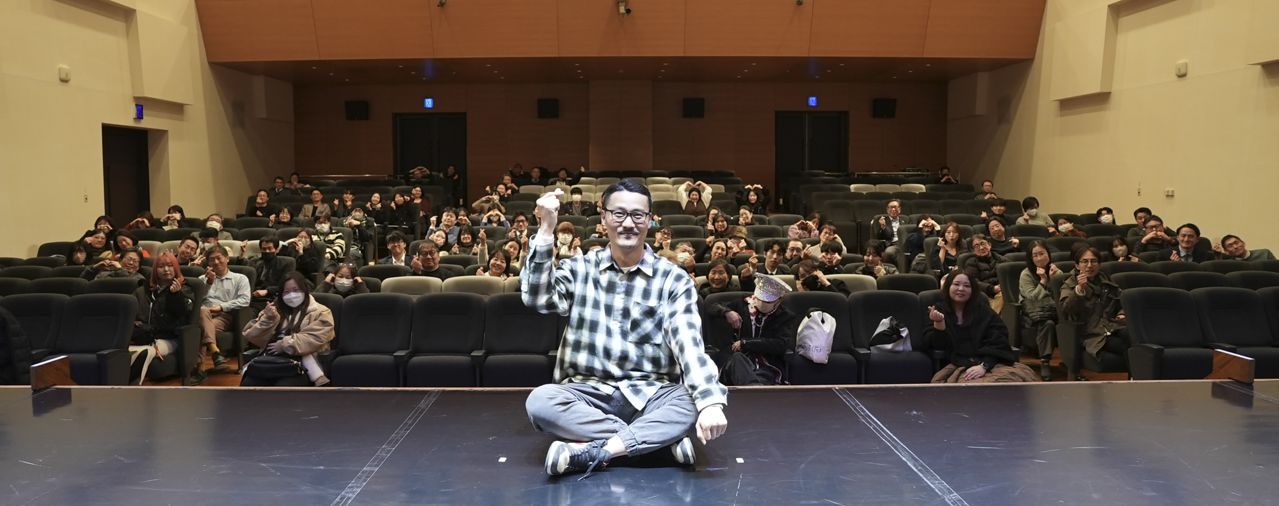 웹툰 '송곳'과 '지옥'으로 유명한 만화가 최규석씨가 지난달 30일 일본 신주쿠에 있는 주일한국문화원에서 일본 팬 100여명과 작가와의 대화 시간을 가졌다. K팝 아이돌 팬미팅 사진처럼 찍어보자는 사회자의 말에 그가 쑥쓰러워하며 포즈를 취하고 있다. 사진 한국콘텐츠진흥원