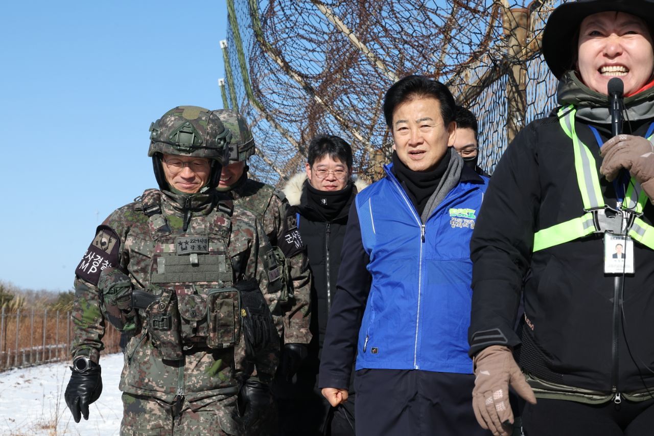 정동영 통일부 장관이 지난달 21일 DMZ 평화의 길 강원 고성 구간을 방문한 모습. 사진 통일부