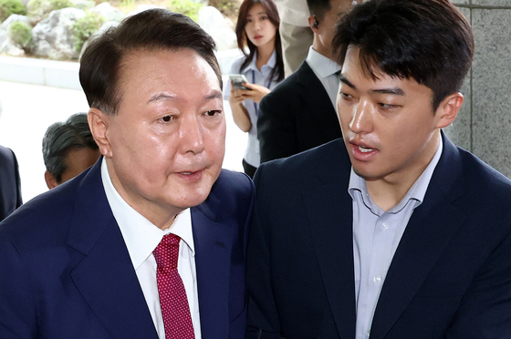 윤석열 전 대통령이 지난해 7월 5일 오전 서초구 서울고등검찰청에 마련된 내란특검에서 2차 대면조사를 받기 위해 출석하고 있다. 뉴스1