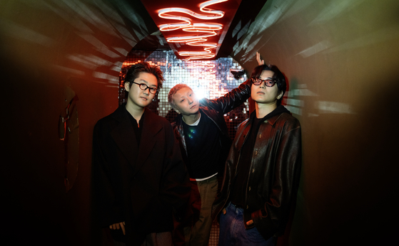 해외에서 더 유명한 밴드 웨이브투어스의 멤버 차순종, 신동규, 김다니엘. 이들은 미국 롤라팔루자(아래 사진) 등 해외 페스티벌, 월드 투어 콘서트에서 열정적인 무대 매너로 해외 팬들을 사로 잡았다. 권혁재 사진전문기자