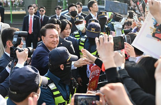 윤석열 전 대통령이 지난해 4월 11일 서울 한남동 관저 정문에서 퇴거하며 지지자들에게 인사하고 있다. 전민규 기자