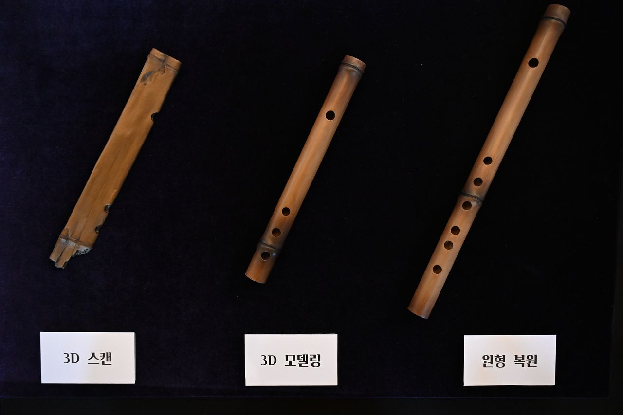 국가유산청 국립부여문화유산연구소는 사비 백제 왕궁터로 추정되는 ‘부여 관북리 유적’ 16차 발굴조사에서 지난 2년간 총 329점의 목간과 가로로 불어 연주하는 관악기인 횡적(橫笛, 가로 피리) 1점이 출토됐다고 5일 밝혔다. 사진은 악기 유물의 재현품(오른쪽) 제작 이해를 돕기 위한 소품들. 사진 국가유산청
